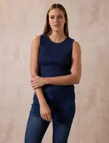 Musculosa celeste en tejido acanalado, con cuello a la base y sin mangas.