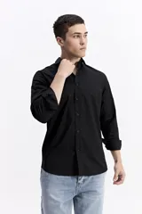 Camisa clásica lisa de manga larga color blanco, con cartera abotonada y logo bordado. Confeccionada en algodón y spandex, de corte slim.