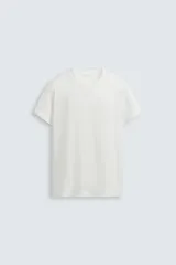 Camiseta azul oscuro de corte slim fit con mangas cortas y cuello redondo.