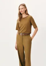 Blusa azul marino de tejido de punto, con cuello redondo y mangas cortas.