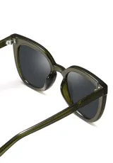 Lentes de sol con montura color marrón y lentes degradadas. Fabricados con materiales reciclados.