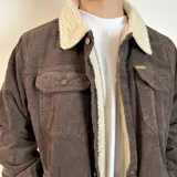 Chaqueta color beige de pana con cuello y forro de corderito.
