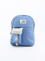 Mochila celeste con bolsillo frontal gris con cierre de hebilla y parche con diseño de dinosaurio.