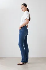 Pantalón de jean de corte recto, color azul oscuro.