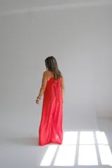 Mono rojo de viscosa liviana, suave y fluida con escote en V y tirantes finos.