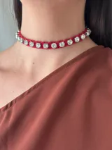 Gargantilla corta color rojo con strass XL y tiento de gamuza trenzado. Se cierra con cadena y ganchito para regular el largo.