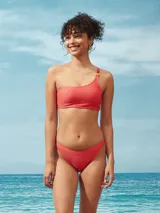 Bikini rojo de una sola tirante, con diseño texturizado y corte minimalista.
