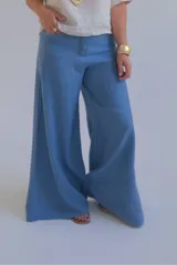 Pantalón palazzo celeste de lino.