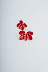 Par de aros con forma de flor color rojo con borde dorado.