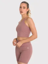 Crop top deportivo negro con sujetador integrado de un hombro y almohadillas removibles.