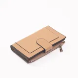 Billetera larga color camel con cierre de broche y cierre de cremallera.