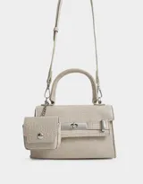 Cartera city color rosa con efecto croco, correa regulable y desmontable, manijas superiores con pouch, solapa con broche con botón para cerrado y hebilla frontal decorativa.