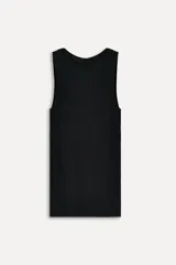 Musculosa negra de punto rib con escote redondo y sisa ancha.