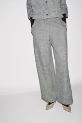 Pantalón de tiro alto color gris jaspeado, con cintura elástica y pernera ancha.