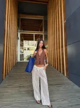 Pantalón de tejido de punto abierto color crudo, con cintura elástica y cordón ajustable.