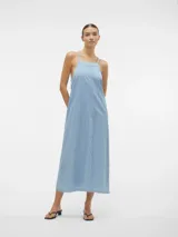 Vestido largo de denim celeste con tirantes finos y escote cuadrado.