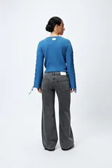 Pantalón de jean gris oscuro, de corte recto y tiro bajo.