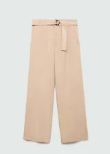 Pantalón color beige de corte wide leg, tiro medio y cinturón ajustable con hebilla circular.
