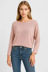 Sweater rosado de algodón, de punto liso, corte holgado y cuello bote.