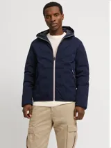Campera híbrida Jack & Jones color azul marino, ligera y resistente al agua, con capucha, mangas largas con puños elásticos, cierre con cremallera y bolsillos frontales con cierre. Relleno de fibra sintética tipo plumón.