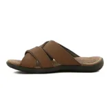Sandalias de hombre color marrón con tiras cruzadas y logo en la tira superior.