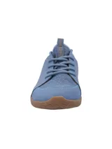 Championes Hush Puppies modelo Space, color celeste con detalles en marrón y suela marrón. Capellada de cuero con cuello de lycra y planta con tecnología GreenFoam® en base a caña de azúcar.