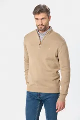 Sweater color beige de tejido de punto con cuello alto y cierre parcial con cremallera.