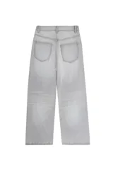 Jean de tiro alto color gris claro, corte loose con pernera ancha. Diseño clásico de cinco bolsillos con cierre de cremallera y botón metálico.