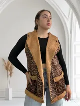 Chaleco largo sin mangas con estampado animal print y borde de piel sintética color beige.