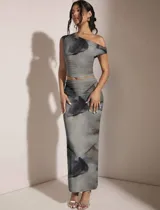 Conjunto de top asimétrico y falda midi, elastizados y con estampado abstracto en tonos grises y negros.