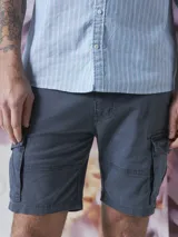 Bermuda de gabardina color marrón con múltiples bolsillos tipo cargo.