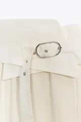Pantalón de tiro alto color crema, de corte palazzo, con cinturón ancho de tela con hebilla metálica.