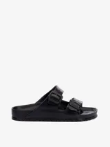 Sandalias Birkenstock Arizona, color negro, fabricadas en goma EVA, con dos correas ajustables con hebillas.