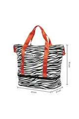 Bolso tipo tote negro con base rígida, doble asa corta azul y cierre superior con cremallera.