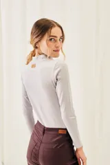 Polera negra de algodón y elastano, con cuello alto y mangas largas, corte ajustado al cuerpo.