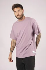 Remera gris de corte holgado y mangas cortas.