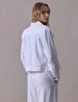 Campera de lino color beige, marca Dash, con abertura central y botones. Tiene bolsillos aplicados en la parte delantera.