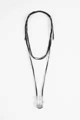 Collar con cordón de gamuza negro y dije de acero plateado en forma de U.