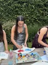 Vestido corto de lentejuelas color verde oliva, con escote en V, breteles finos cruzados en la espalda, cut-outs laterales y volado en el ruedo.