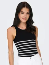 Top acanalado de algodón orgánico con cuello redondo y diseño de rayas horizontales en blanco y negro. Presenta un corte regular y tejido elástico.