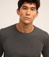 Suéter de punto azul marino para hombre, con cuello redondo, sisas ligeramente desplazadas y bajo y puños acanalados.
