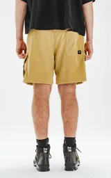 Bermuda cargo color arena de corderoy liviano, con bolsillos amplios con solapa, fuelle, detalles en cinta gross, elástico en la cintura y calce oversize.