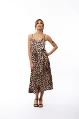 Vestido midi color crema con estampado floral en tonos borgoña, de breteles finos y escote en V.