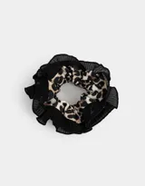 Maxi scrunchie con estampado animal print y volados de tul negro.