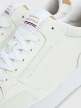 Zapatillas urbanas Tommy Hilfiger color blanco, de cuero sintético, con cordones y suela cupsole.
