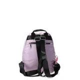 Mochila urbana de tamaño medio, color lila claro, con acabado liso y cierres negros. Presenta un compartimento principal y un bolsillo frontal con cierre. Incluye un detalle de cordón trenzado rosa y blanco colgando de uno de los tiradores de cierre.