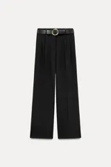 Pantalón negro de tiro alto con pinzas delanteras, pernera ancha y cinturón con hebilla dorada.