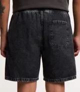 Bermuda de jean celeste con cintura elástica y cordón de ajuste, bolsillos laterales y traseros.