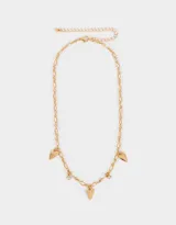 Collar corto de doble cadena dorada con dijes de corazón y strass.