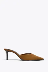 Zapato tipo mule destalonado, color marrón, de ante con tacón medio fino y punta fina.